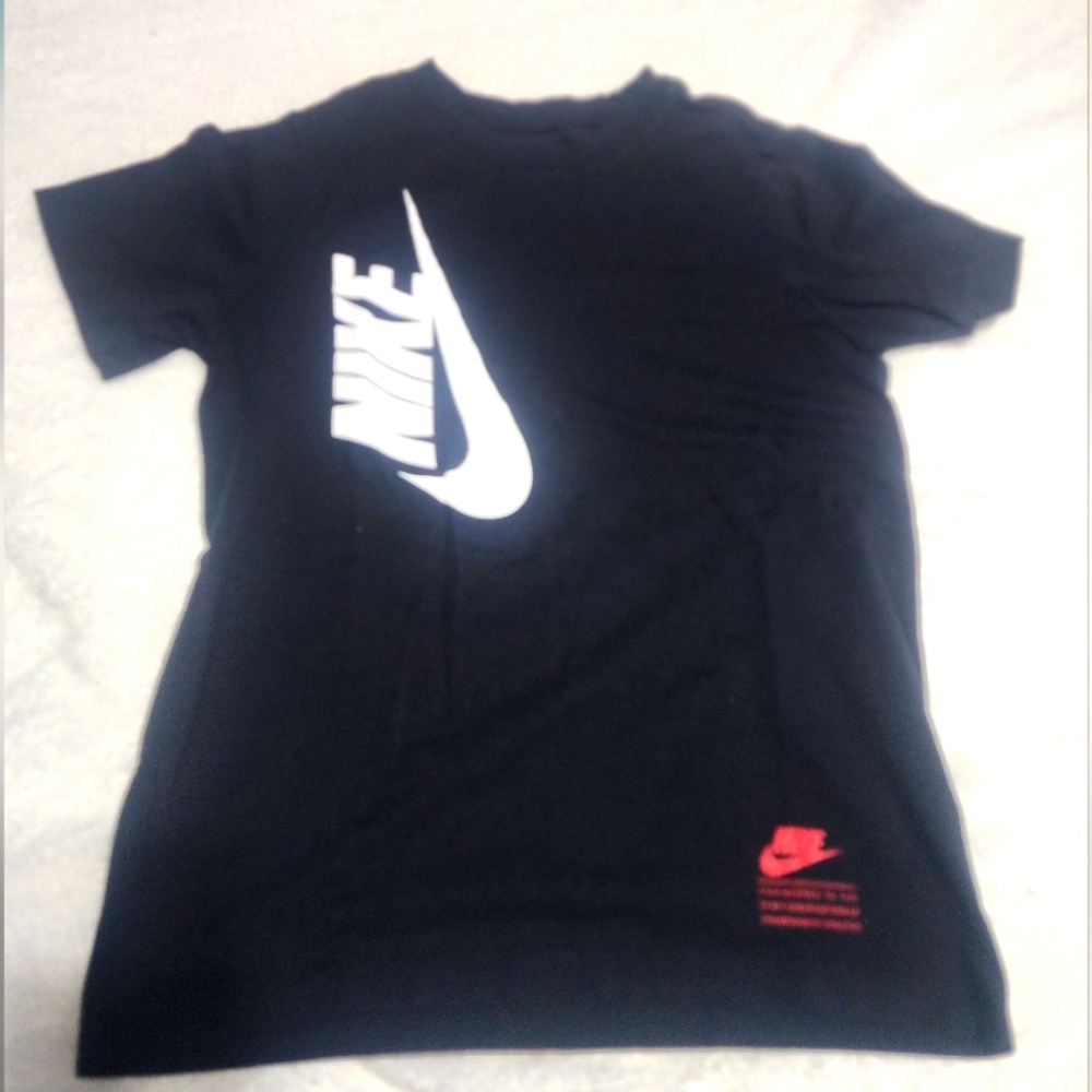 Boys M Nike tshirt - Picture 1 of 2